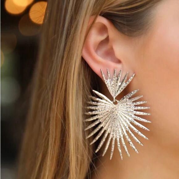 Jewelry - ⭐️✨Silver Sunburst earrings ✨⭐️